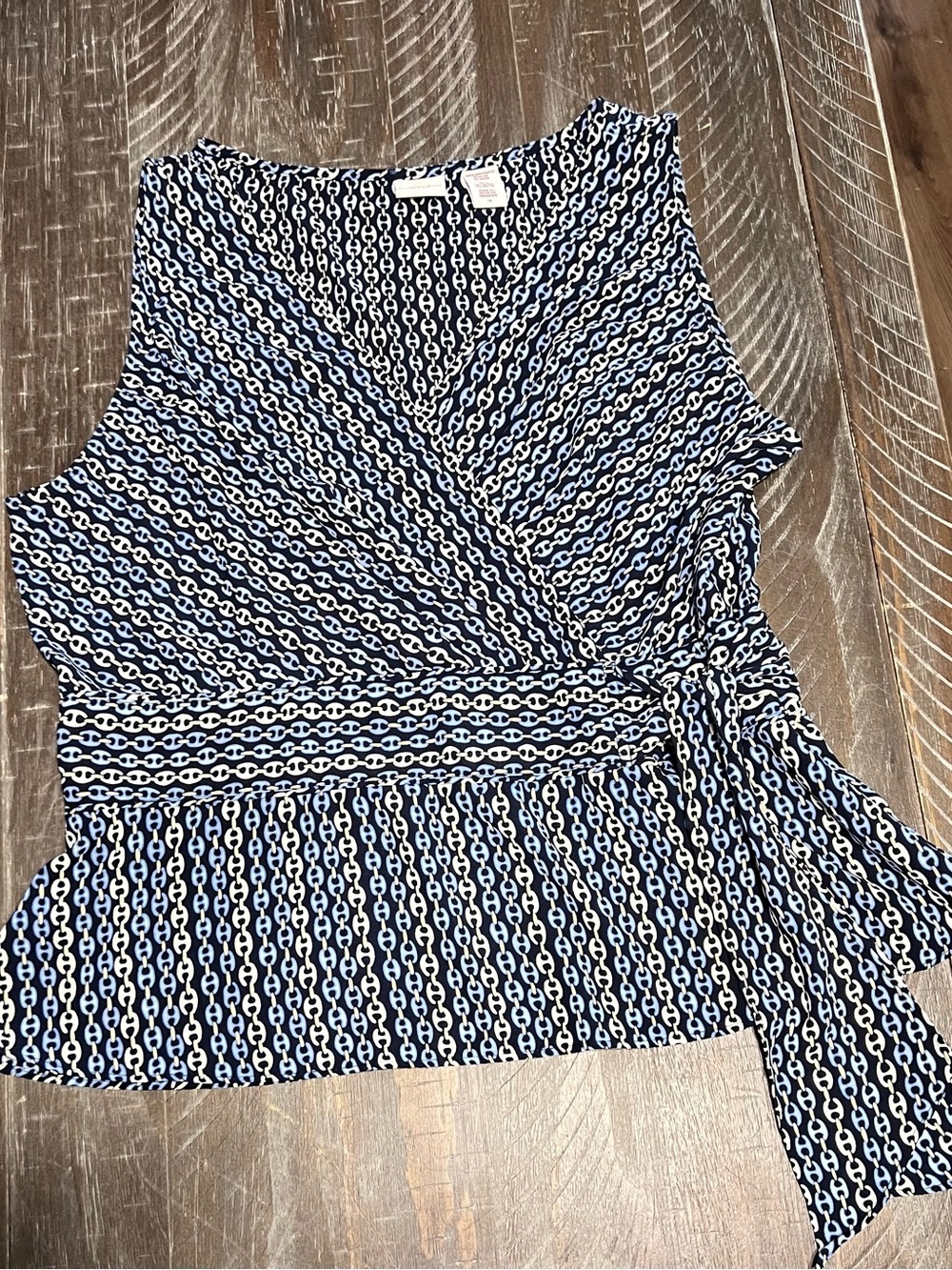 Covington Ladies wrap-front top w/blue/white chain-link geometric pattern. Sz 18